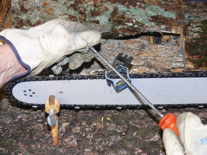 How to Sharpen a Chainsaw Chain Image